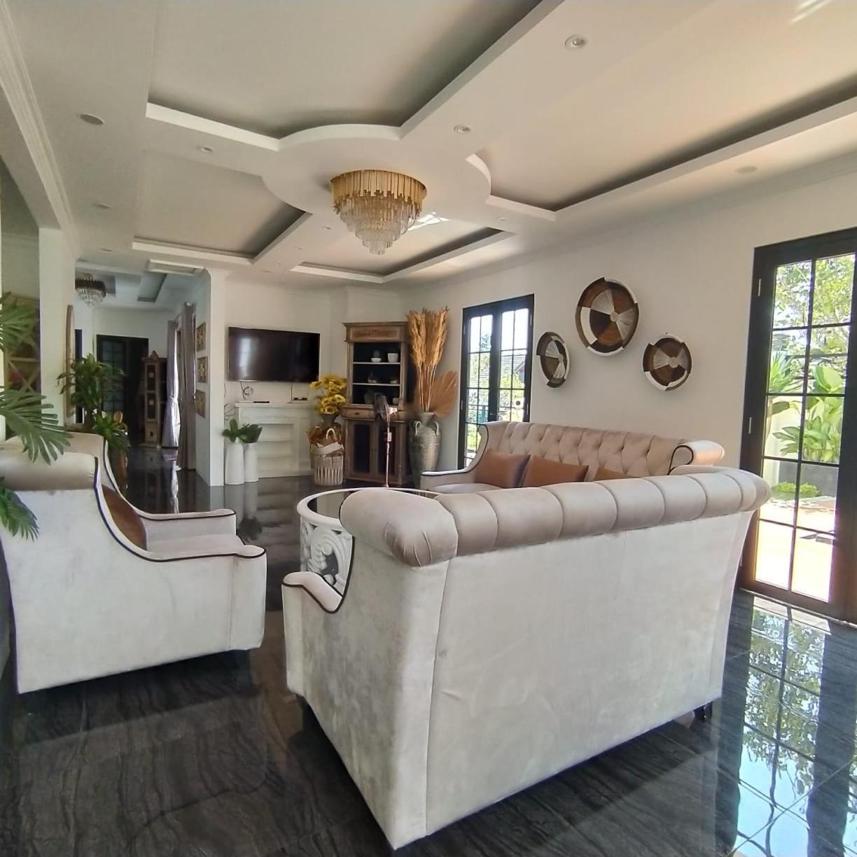Villa Kota Bunga Malini 7 Cinengangirang 外观 照片
